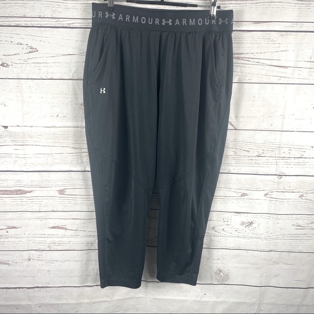 UNDER Armor casual activewear loose fit short pants Sz M